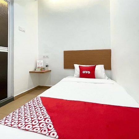 Oyo 90334 Mawlaya Hotel Байан-Лепас Екстер'єр фото